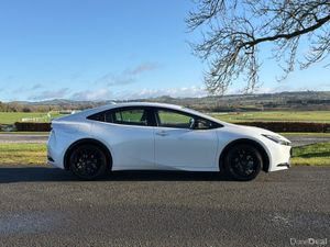 Toyota Prius 2025 plug in hybrid only 4000 KM - Image 3