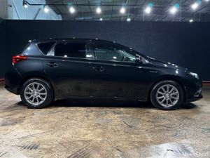 Toyota Auris STANDARD - HYBRID - BLACK HALF LEATHE - Image 3