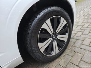 2023 VOLVO XC60 2.0  RECHARGE T6 PLUS AWD. - Image 4