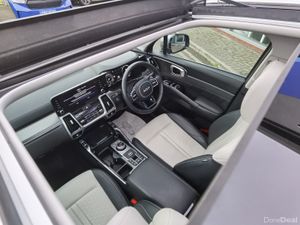 KIA SORENTO 2.2  AUTO DIESEL **SUNROOF + 7 SEATS** - Image 2