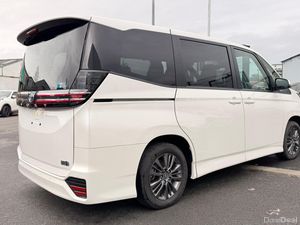 Toyota Voxy 2023 - Image 4