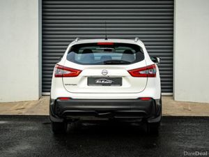 Nissan Qashqai 1.5 DSL SE Auto *PANORAMIC GLASS RO - Image 3