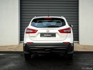 Nissan Qashqai 1.5 DSL SE Auto *PANORAMIC GLASS RO - Image 4