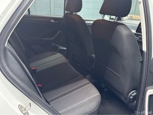 Volkswagen T-Roc LIFE 2.0 TDI MANUAL 6SPEED FWD 11 - Image 4