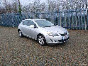 Opel Astra 2011 - Image 2