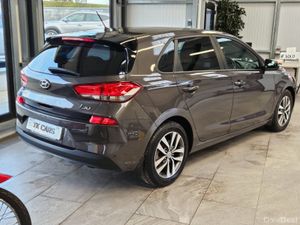 17 HYUNDAI i30 PETROL 5 DOOR DELUXE LAUNCH EDITION - Image 2