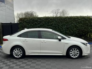 Toyota Corolla 1.8 HYBRID // REVERSE CAMERA // SER - Image 2
