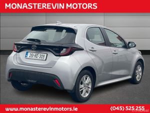 Toyota Yaris HYBRID 115 LUNA - Image 3