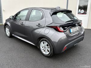 232 Toyota Yaris 1.5 Hybrid Luna - Image 3