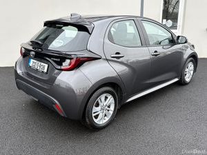 232 Toyota Yaris 1.5 Hybrid Luna - Image 4