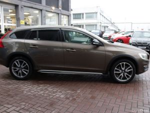 2.0D CROSSCOUNTRY EDITION ESTATE AUTOMATIC // 1 OW - Image 3