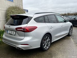 Ford Focus ESTATE ST-LINE STYLE PETROL //KEYLESS E - Image 4