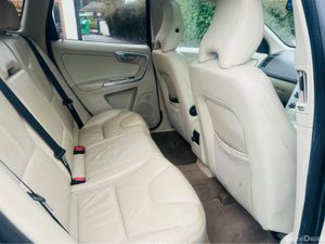 Volvo XC60 Cream Leather / Pan Roof / Electric Tai - Image 4
