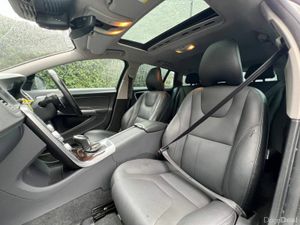 Volvo V60 D4 CLASSIC 2.0 D // OPENING SUNROOF // F - Image 2