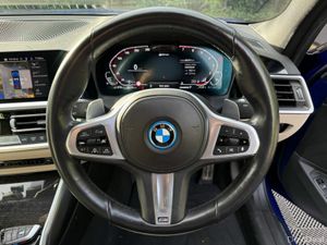 BMW 3-Series 330e M-SPORT COMPETITION 2.0 HYBRID / - Image 4