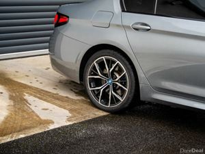 BMW 5-Series 530E M SPORT - Image 4
