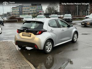 Toyota Yaris 1.5 HYBRID LUNA - Image 2