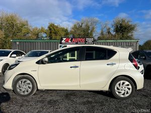 19 Toyota Aqua Hybrid - Image 4