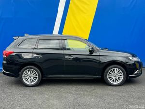 Mitsubishi Outlander 4WD 2.0 HYBRID // HEATED LEAT - Image 2