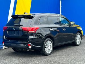 Mitsubishi Outlander 4WD 2.0 HYBRID // HEATED LEAT - Image 4