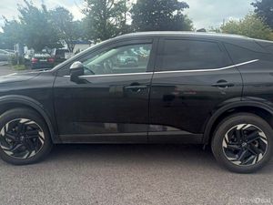 Nissan Qashqai 1.3i M/Hyb SV PREMIUM * LOW KM * - Image 4