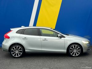 Volvo V40 D4 AUTO DYNAMIC EDITION 2.0 D // HEATED - Image 2