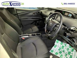 Toyota Prius E, Hybrid, Automatic, Reverse camera - Image 2