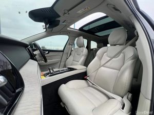Volvo XC60 T6 PLUS DARK AWD 2.0 HYBRID // OPENING - Image 2