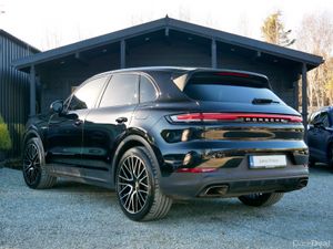 2024 Porsche Cayenne Hybrid, Sunroof, Bose, TowBar - Image 4