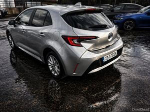 231 Toyota Corolla 1.8 HYBRID AUTOMATIC - Image 2