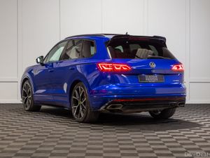 2021 Volkswagen Touareg R V6 *Pan Roof - Image 4