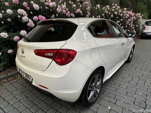 Alfa Romeo Giulietta 1.6 JTDM-2 105 bhp Exclusive - Image 2