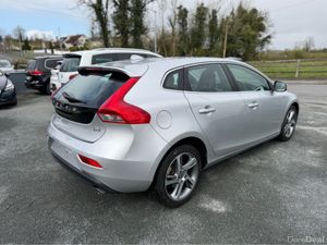 Volvo V40 2.0 D4 SE LUXURY PLUS DIESEL AUTOMATIC / - Image 4