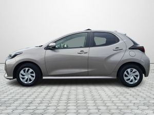 Toyota Yaris HYBRID AUTO X - Image 4