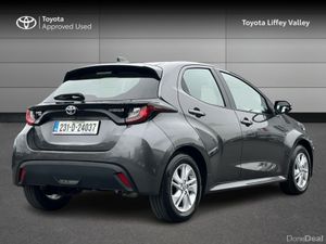 Toyota Yaris YARIS HYBRID LUNA - Image 2