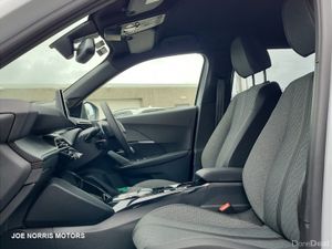 Peugeot 2008 ALLURE 1.2 MILD-HYBRID demo - Image 4