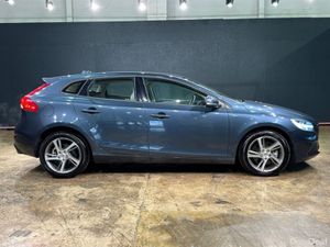 Volvo V40 HIGH SPEC - MOMENTUM EDITION - HALF WHIT - Image 3