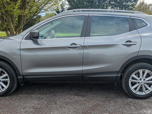 Nissan Qashqai 2016 Sunroof / Reverse Camera - Image 4