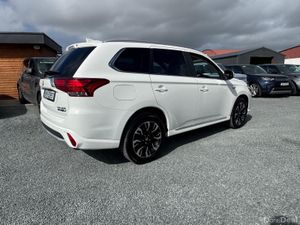Mitsubishi Outlander 2.0 PETROL HYBRID LOW KMS - Image 3