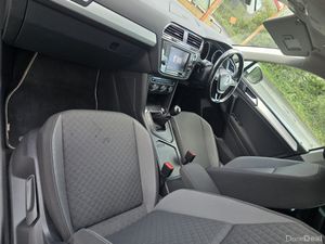 172 VW Tiguan 2.0TDI COMFORTLINE Low Miles - Image 4