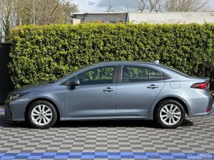 Toyota Corolla LUNA 1.8 HYBRID // APPLE CARPLAY/AN - Image 3