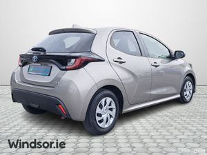 Toyota Yaris HYBRID AUTO X - Image 2