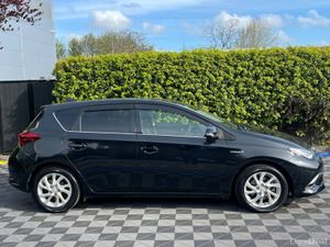 Toyota Auris 1.8 HYBRID // REVERSE CAMERA // APPLE - Image 2