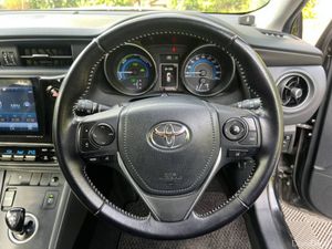 Toyota Auris 1.8 HYBRID // REVERSE CAMERA // APPLE - Image 4