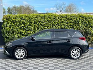 Toyota Auris 1.8 HYBRID // REVERSE CAMERA // APPLE - Image 3