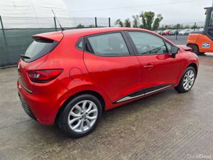 2019 Renault Clio Petrol Light Damage - Image 3