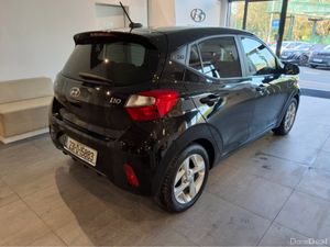 Hyundai i10 DELUXE - Only 16,000 Km - - Image 2