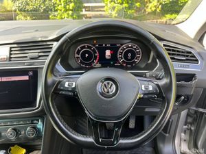 Volkswagen Tiguan 4MOTION 2.0 TDI ** BIG SPEC ** / - Image 4