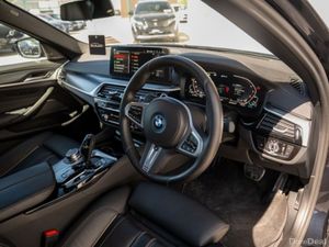 BMW 5-Series 530E M SPORT *PRO*TECH*COMFORT* SHADO - Image 2