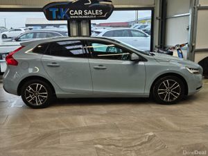 17 VOLVO V40 D2 MOMENTUM 2.0 DIESEL - Image 4